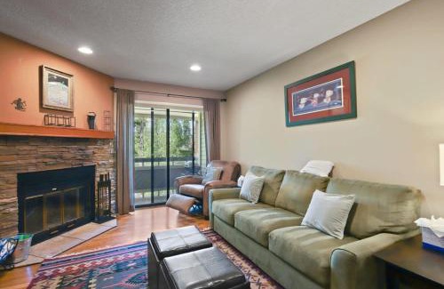Peak 8 House | Cozy 2BR in Heart of Breckenridge with Ski Access