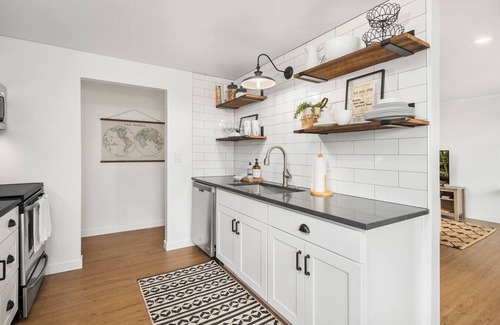 Moss Bay House | Cozy 2BR Lower Unit @DT Kirkland | Walk to Lake