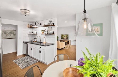 Moss Bay House | Cozy 2BR Lower Unit @DT Kirkland | Walk to Lake