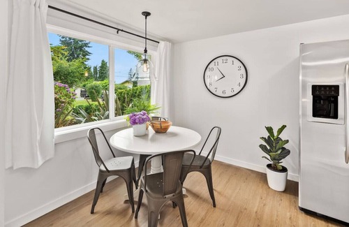 Moss Bay House | Cozy 2BR Lower Unit @DT Kirkland | Walk to Lake