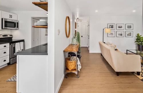 Moss Bay House | Cozy 2BR Lower Unit @DT Kirkland | Walk to Lake