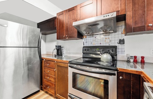 Surrey House | Cozy 2BR Suite Near White Rock Beach