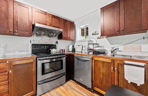 Surrey House | Cozy 2BR Suite Near White Rock Beach