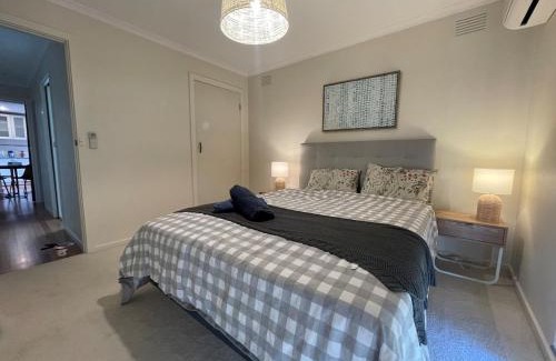 Mentone House | Cozy 2BR Unit Near Beach and Shops in Mentone