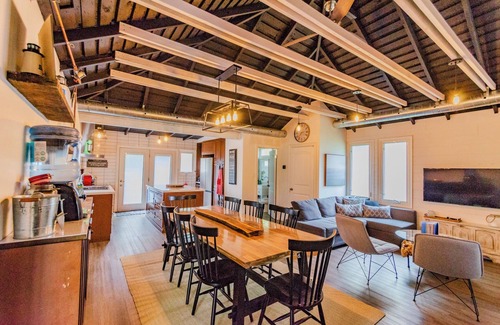 Port Colborne Cottage | Cozy 3 Bedroom Cottage with Beach Access & Lush Outdoor Space