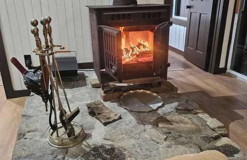 Woodbury Cabin | Cozy 3-bedroom cabin in Woodbury. With Brook and mountain to enjoy.