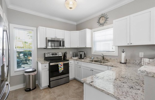 Ono Island Cottage | Cozy 3 Bedroom Cottage Located at Purple Parrott Village