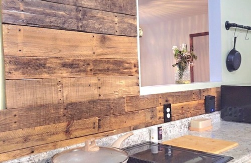 Kings Grant House | Cozy 3BR near the beach + downtown Wilmington Riverwalk with firepit + hammock