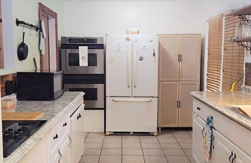 Kings Grant House | Cozy 3BR near the beach + downtown Wilmington Riverwalk with firepit + hammock