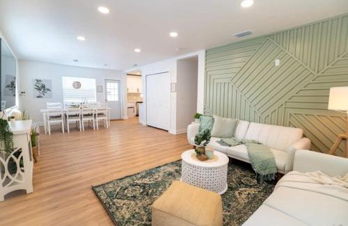 East Tampa House | Cozy 3br With Patio & Yard Near Ybor City