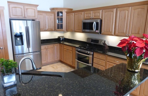 Deerfield Condo | Cozy 4+ Bed 3 Bath Screened in Porch, Fire Pit, yard games - 19 min to Madison