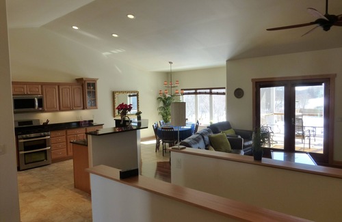 Deerfield Condo | Cozy 4+ Bed 3 Bath Screened in Porch, Fire Pit, yard games - 19 min to Madison