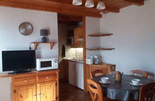 Crest-Voland Apartment | Cozy 4-Person Apartment in Crest-Voland - Near Slopes & Village, Balcony & Pet-Friendly