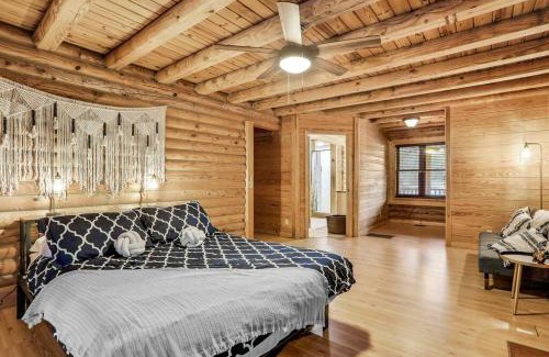 Florahome Apartment | Cozy 4BR Cabin on 11 acres with pool, BBQ & patio!