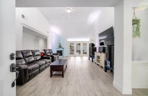 Mission Bend House | Cozy 4BR House with Fireplace. 10 Min to Chinatown