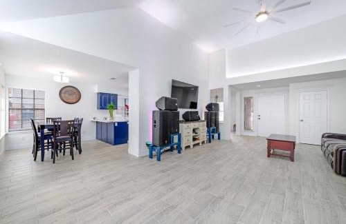 Mission Bend House | Cozy 4BR House with Fireplace. 10 Min to Chinatown