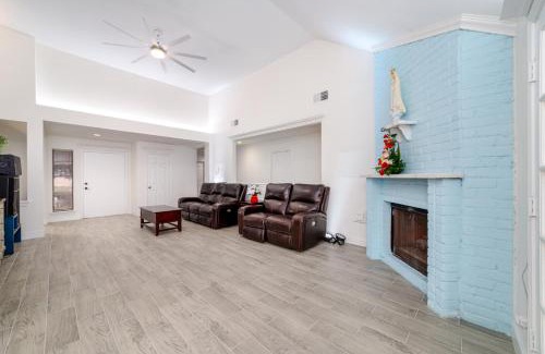 Mission Bend House | Cozy 4BR House with Fireplace. 10 Min to Chinatown