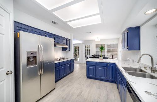 Mission Bend House | Cozy 4BR House with Fireplace. 10 Min to Chinatown