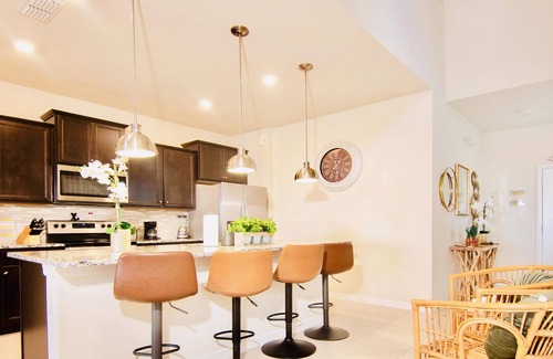 Davenport House | Cozy 7BD/5.5BH House FREE Waterpark 8mi/Disney!