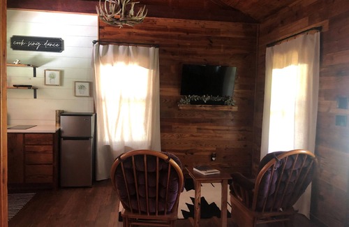 Madison County House | Cozy Aggie Game-Day Country Cabin w/full porch and outdoor amenities
