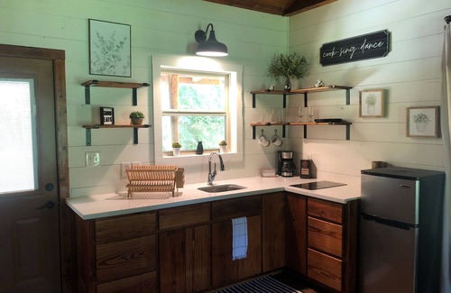 Madison County House | Cozy Aggie Game-Day Country Cabin w/full porch and outdoor amenities