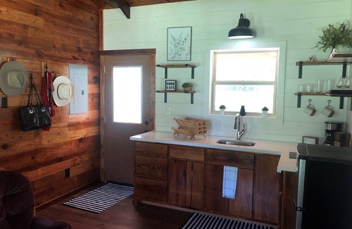 Madison County House | Cozy Aggie Game-Day Country Cabin w/full porch and outdoor amenities