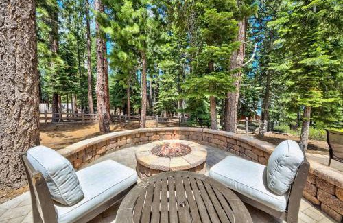 Ridgewood House | Cozy and central Tahoe cabin with private hot-tub outdoor fireplaces close to slopes