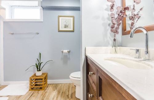 Manhattan Cottage | Cozy and cute! Quick access to Manhattan Amenities