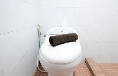 Siwalankerto Apartment | Cozy and Homey Studio Apartment at High Point Serviced By Travelio