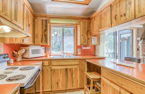 Tierra Del Mar House | Cozy and Quiet Wood Lined Charm in Tierra Del Mar! Sister’s Beach Retreat