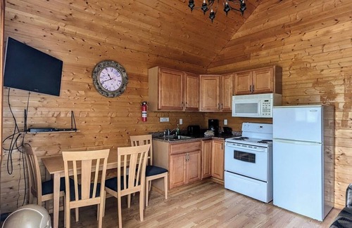Regional District of Fraser-Fort George Apartment | Cozy and Relaxing Getaway Cabins 16