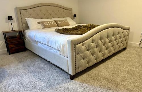 Clarence-Rockland House | Cozy and Spacious Suite - Private Ensuit Bath - King Bed - Ultra Fast Wifi - Free Parking - Smart TV