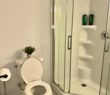 Clarence-Rockland House | Cozy and Spacious Suite - Private Ensuit Bath - King Bed - Ultra Fast Wifi - Free Parking - Smart TV