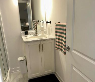 Clarence-Rockland House | Cozy and Spacious Suite - Private Ensuit Bath - King Bed - Ultra Fast Wifi - Free Parking - Smart TV