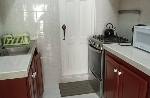 Wotton House | Cozy apartment with AC and WiFi , and very close to an active bus route .