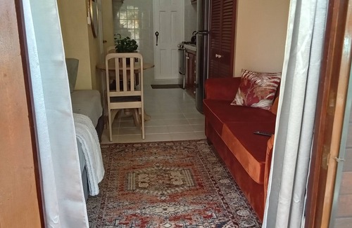 Wotton House | Cozy apartment with AC and WiFi , and very close to an active bus route .