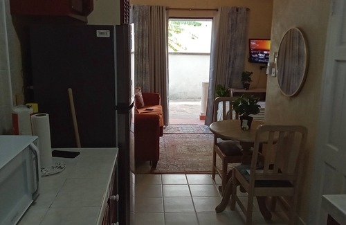 Wotton House | Cozy apartment with AC and WiFi , and very close to an active bus route .