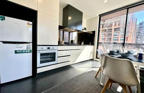 Melbourne Central Business District Apartment | Cozy Apartment with Balcony