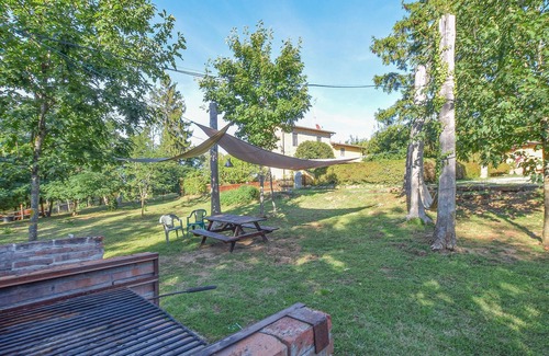 Uzzano Apartment | Cozy apartment with shared pool and garden