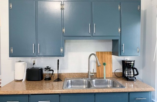 Kamm's Corners Apartment | Cozy Apt 5 min from Airport & Free Parking