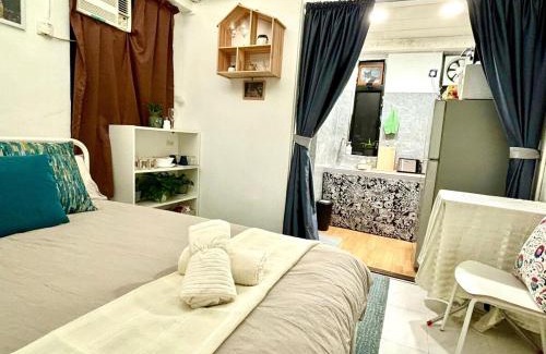 Sheung Wan Apartment | Cozy Bachelor In PmQ with Rooftop