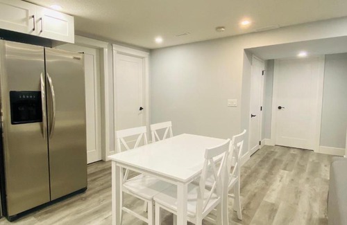 Canyon Meadows Apartment | Cozy basement 2br w/kitchen溫馨豪房+廚房
