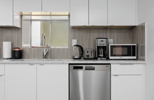 Dunbar House | Cozy Basement suite Near UBC, Kits, and DT