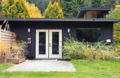 Nelson Cottage | Cozy Beachfront Retreat on Kootenay Lake