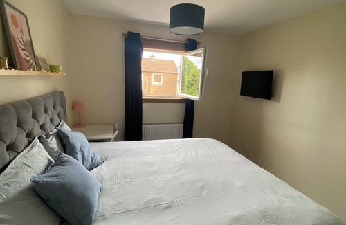 Colinton Apartment | Cozy bedroom in shared accommodation with parking
