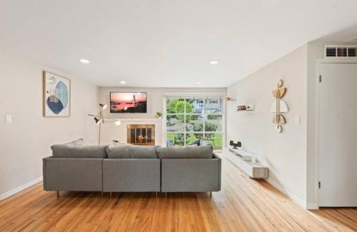 East Lake Hills House | Cozy Bellevue Home for Family Business Near Microsoft