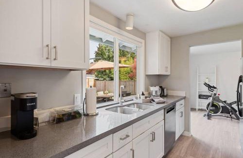 East Lake Hills House | Cozy Bellevue Home for Family Business Near Microsoft