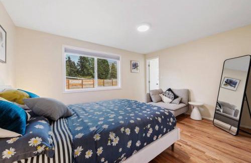 East Lake Hills House | Cozy Bellevue Home for Family Business Near Microsoft