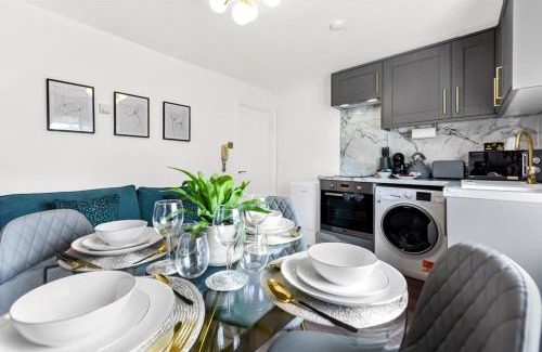 Parsons Green and Walham Apartment | Cozy Bliss Escape: Family - Friendly Getaway