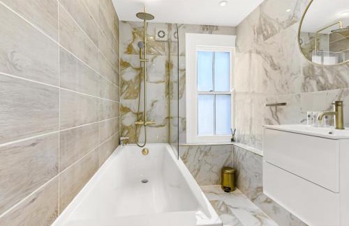 Parsons Green and Walham Apartment | Cozy Bliss Escape: Family - Friendly Getaway